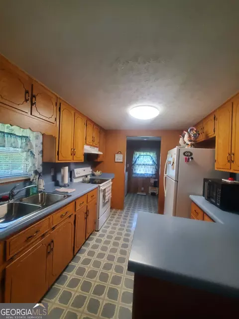 Kitchen - 2021 Red Hill Rd, Carnesville, GA 30521 photo 1 of 2