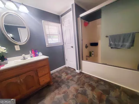 Bath - 2021 Red Hill Rd, Carnesville, GA 30521 photo 2 of 2