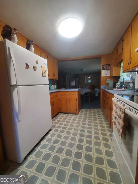 Kitchen - 2021 Red Hill Rd, Carnesville, GA 30521 photo 2 of 2