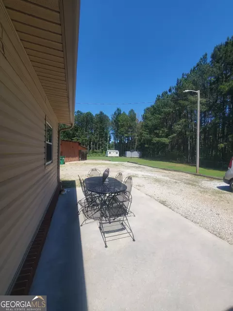 Exterior - 2021 Red Hill Rd, Carnesville, GA 30521 photo 5 of 9