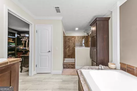 Bath - 205 Hope Dr, Comer, GA 30629 photo 2 of 3
