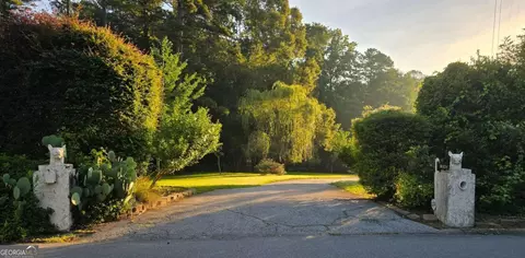 2742 SW Cliffview Dr SW, Lilburn, GA 30047