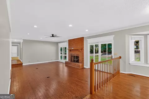 Living - 312 Ashford Cir, Lagrange, GA 30240 photo 4 of 8