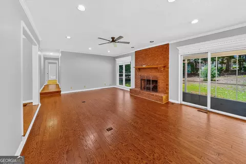 Living - 312 Ashford Cir, Lagrange, GA 30240 photo 6 of 8