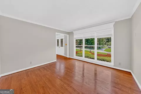 Living - 312 Ashford Cir, Lagrange, GA 30240 photo 2 of 8