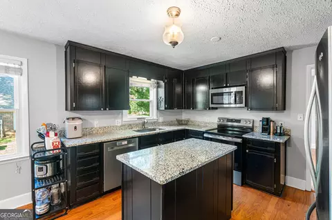 Kitchen - 2008 Cedar Ridge Dr, Perry, GA 31069 photo 2 of 4