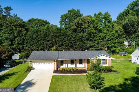 4422 White Oak Dr, Sugar Hill, GA 30518