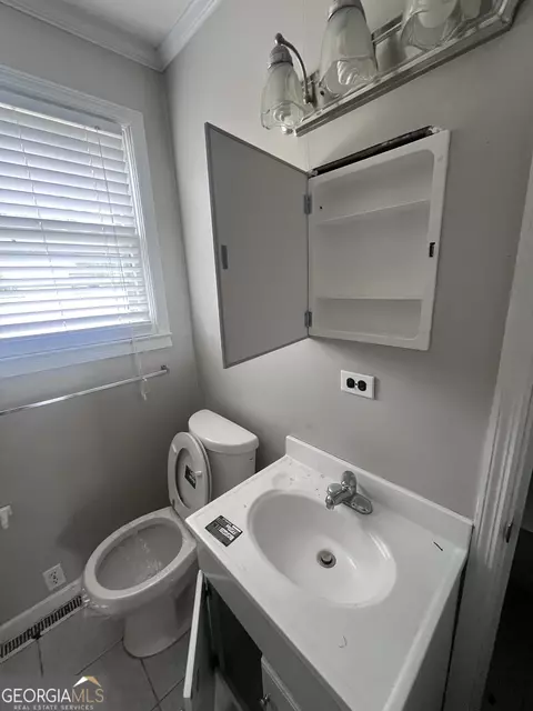 Bath - 211 Gordon St, Thomson, GA 30824 photo 1 of 1