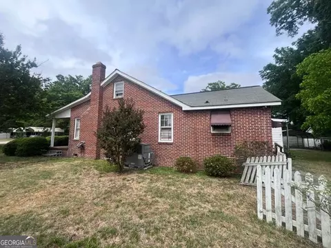 Exterior - 211 Gordon St, Thomson, GA 30824 photo 2 of 5