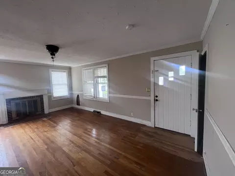 Living - 211 Gordon St, Thomson, GA 30824 photo 2 of 5