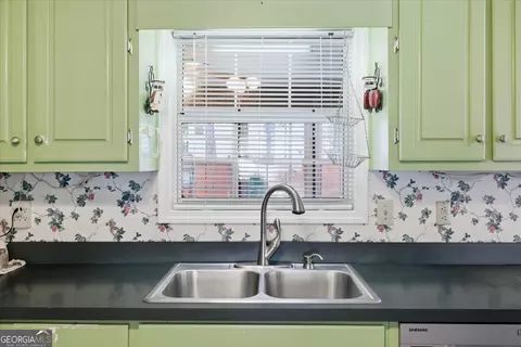 Kitchen - 15 Ashton Ct, Covington, GA 30016 photo 4 of 5