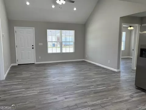 Living - 302 E 6th St, Vidalia, GA 30474 photo 1 of 2
