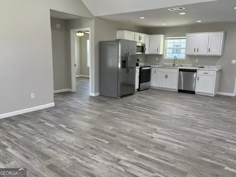 Living - 302 E 6th St, Vidalia, GA 30474 photo 2 of 2