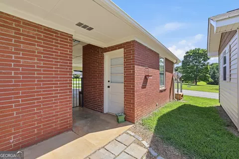 Exterior - 289 Skyline Dr, Toccoa, GA 30577 photo 9 of 16