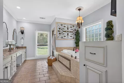 Bath - 98 Prestwick Dr, Lagrange, GA 30241 photo 2 of 7