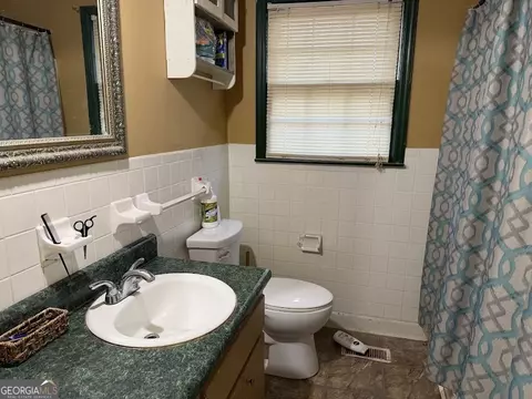 Bath - 710 Armstrong Mill Rd, Franklin, GA 30217 photo 2 of 3