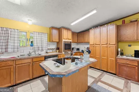 Kitchen - 1533 Scenic Dr, Toccoa, GA 30577 photo 3 of 5