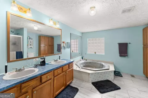 Bath - 1533 Scenic Dr, Toccoa, GA 30577 photo 2 of 3