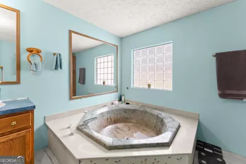 Bath - 1533 Scenic Dr, Toccoa, GA 30577 photo 3 of 3
