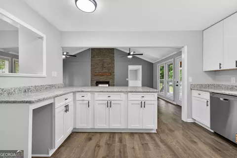 Kitchen - 76 Willis Rd, Molena, GA 30258 photo 2 of 2