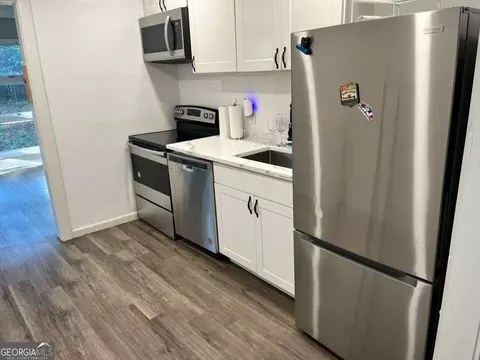 Kitchen - 307 Cherokee Dr, Warner Robins, GA 31093 photo 3 of 4
