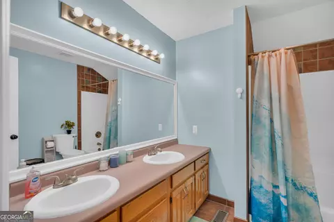 Bath - 415 Ivory Dr, Baldwin, GA 30511 photo 2 of 5