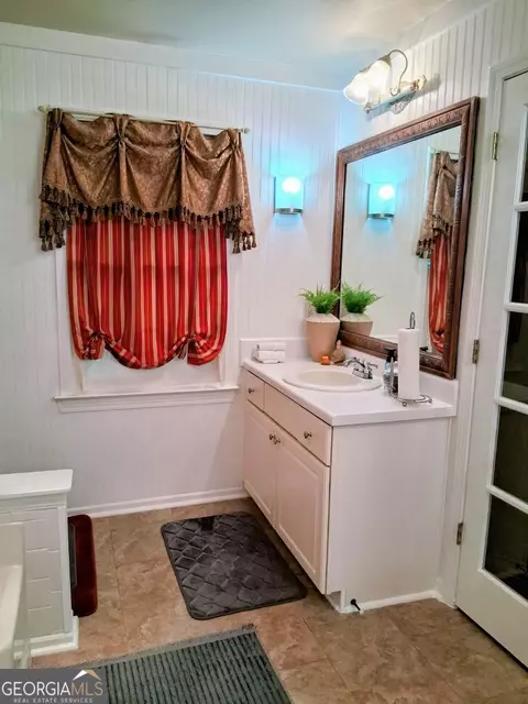 Bath - 11524 Summer Trce, Hampton, GA 30228 photo 2 of 7