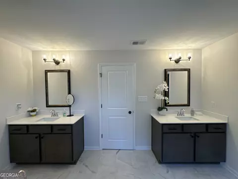Bath - 4312 Cornwall Dr, Forsyth, GA 31029 photo 3 of 4