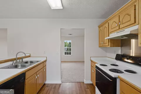 Kitchen - 30 Hunters Trce, Covington, GA 30014 photo 3 of 4