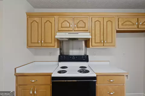 Kitchen - 30 Hunters Trce, Covington, GA 30014 photo 2 of 4