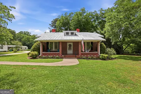 Exterior - 115 S Broad St, Bowman, GA 30624 photo 2 of 9