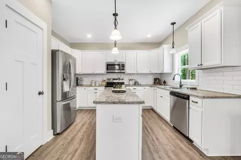 Kitchen - 1577 Stark Rd, Jackson, GA 30233 photo 2 of 3