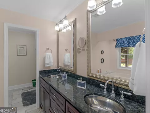 Bath - 525 Levi Barnes Rd, Jackson, GA 30233 photo 3 of 4
