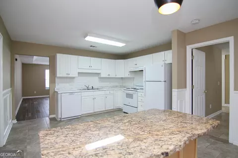Kitchen - 103 Eagles Rdg, Warner Robins, GA 31093 photo 2 of 2