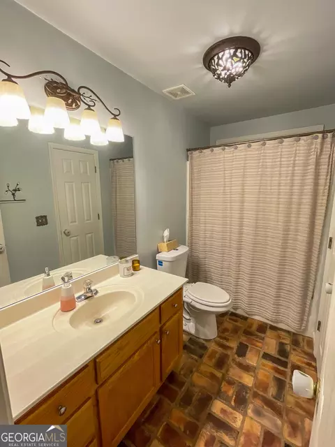 Bath - 1609 White Oak Dr, Winder, GA 30680 photo 1 of 6