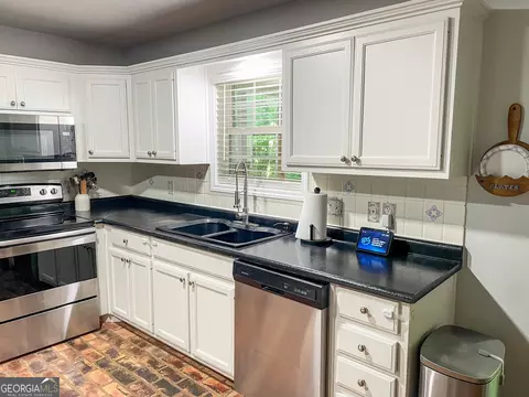 Kitchen - 1609 White Oak Dr, Winder, GA 30680 photo 2 of 3
