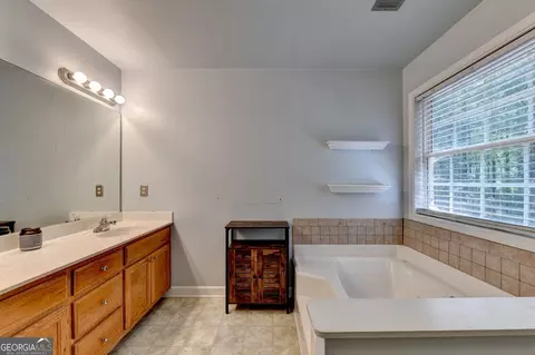 Bath - 1609 White Oak Dr, Winder, GA 30680 photo 3 of 6