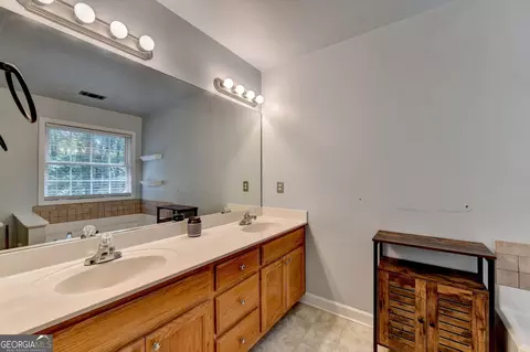 Bath - 1609 White Oak Dr, Winder, GA 30680 photo 4 of 6