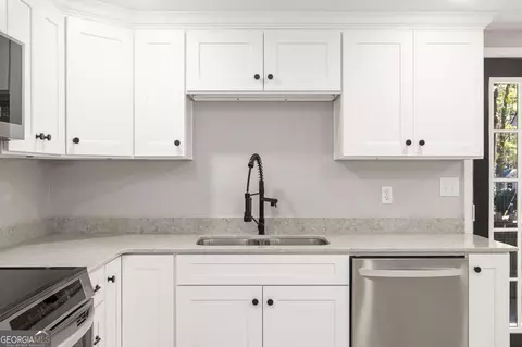 Kitchen - 11637 Brown Bridge Rd, Covington, GA 30016 photo 6 of 8