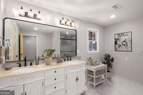 Bath - 11637 Brown Bridge Rd, Covington, GA 30016 photo 7 of 11