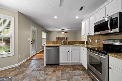 Kitchen - 61 Thorne Berry Dr, Hampton, GA 30228 photo 2 of 2