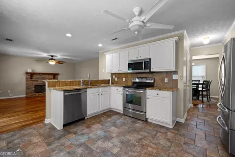 Kitchen - 61 Thorne Berry Dr, Hampton, GA 30228 photo 1 of 2
