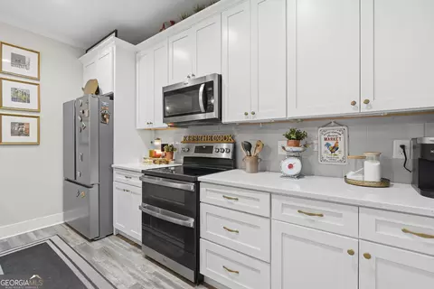 Kitchen - 221 Diamond Pl, Gray, GA 31032 photo 3 of 8
