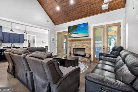 Living - 289 Maple Dr, Williamson, GA 30292 photo 2 of 3