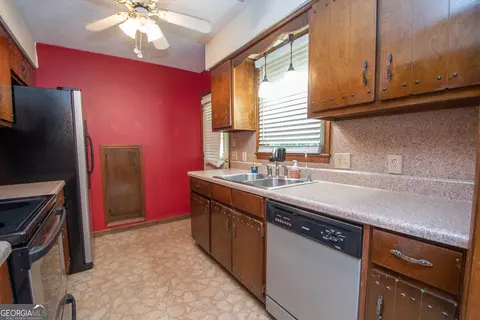 Kitchen - 95 Beaver Run, Lagrange, GA 30241 photo 3 of 3