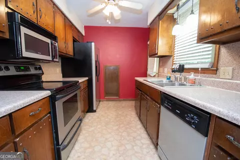 Kitchen - 95 Beaver Run, Lagrange, GA 30241 photo 1 of 3