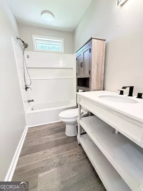 Bath - 213 N Lee St, Lagrange, GA 30240 photo 2 of 4