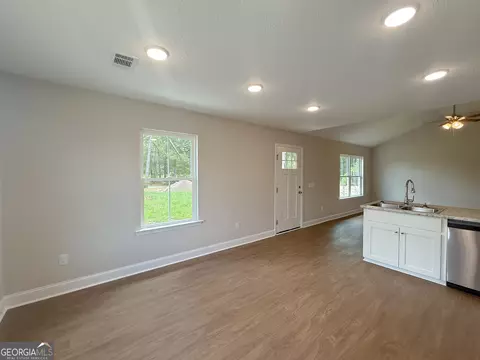 Living - 3923 Mosley Rd, Claxton, GA 30417 photo 2 of 4