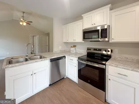 Kitchen - 3923 Mosley Rd, Claxton, GA 30417 photo 2 of 3