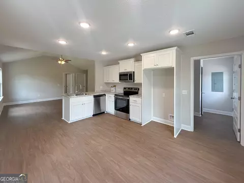 Kitchen - 3923 Mosley Rd, Claxton, GA 30417 photo 1 of 3